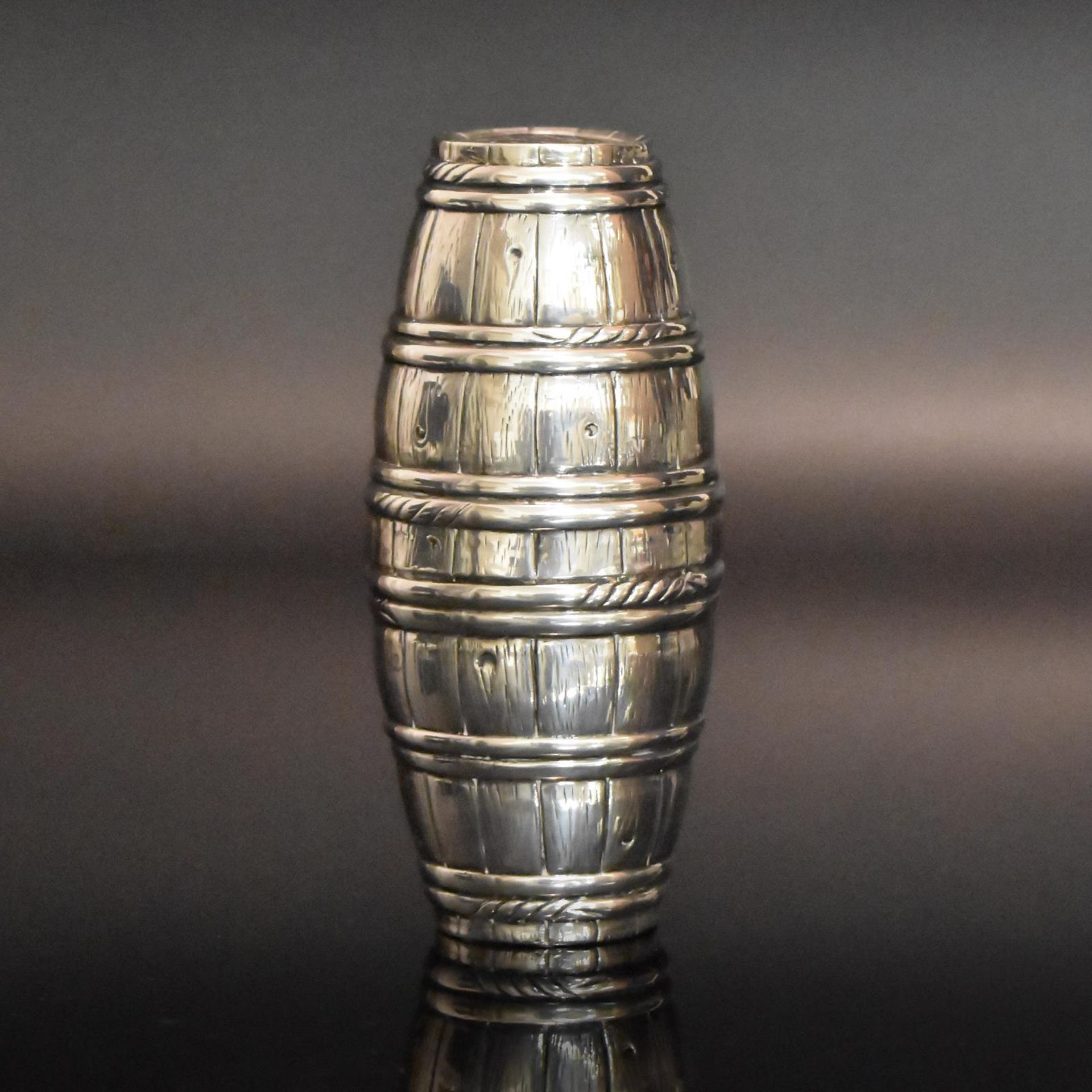 Kleiner Fassbecher. Wohl Hanau, Ende 19. Jh., Gebrüder Gutgesell | Silber.