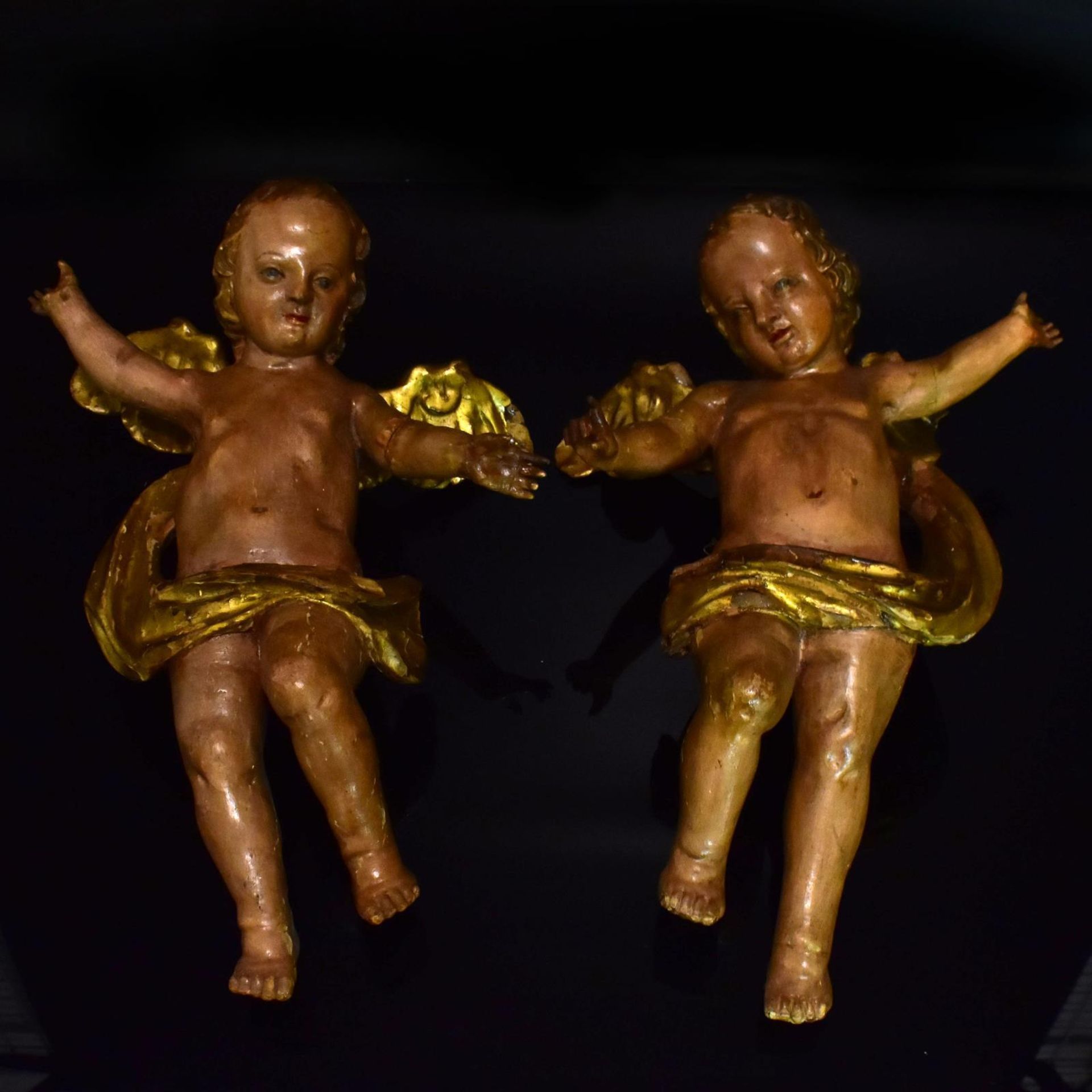 Ein Paar Putten. Alpenraum, 18./19. Jh. | Holz, geschnitzt, Farb- und Goldfassungen.