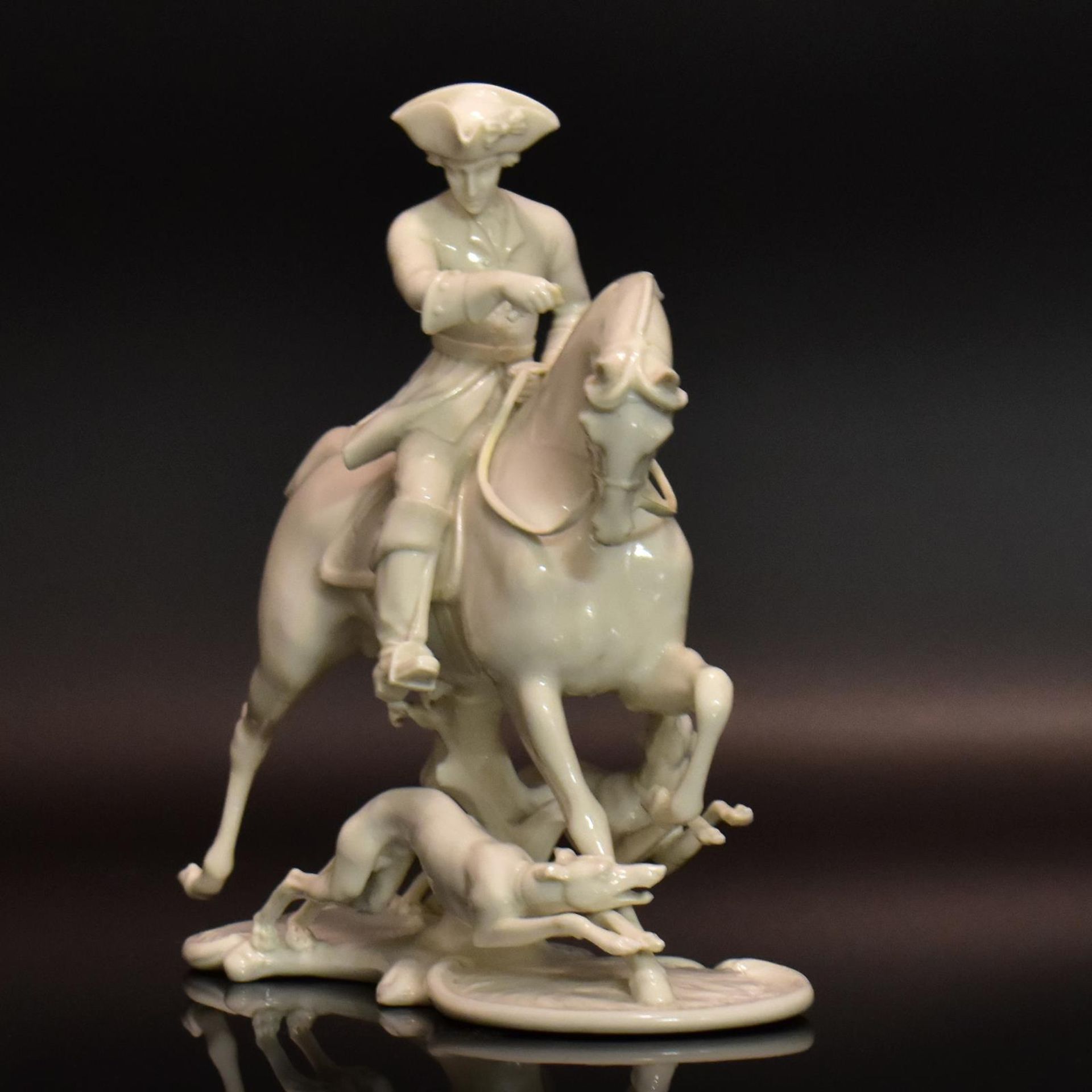 Reiter mit zwei Hunden. Nymphenburg, nach Entwurf von T. Kärner | Porzellan, weiß.