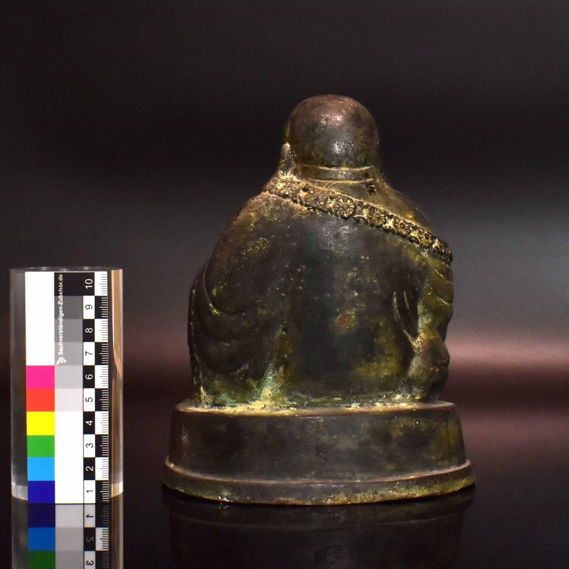 Lachender Buddha. China | Bronze (wohl), schwarz und grün patiniert. - Bild 2 aus 3