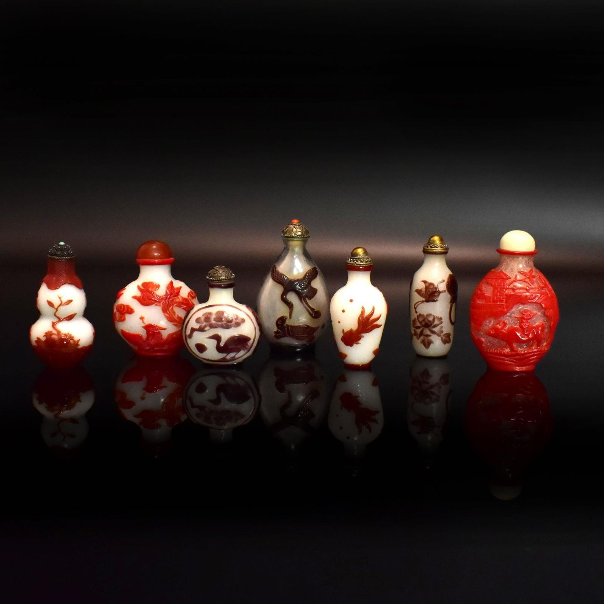 Sieben Snuff Bottles. China, 19./20. Jh. | Rotes bzw. violettes Überfangglas.