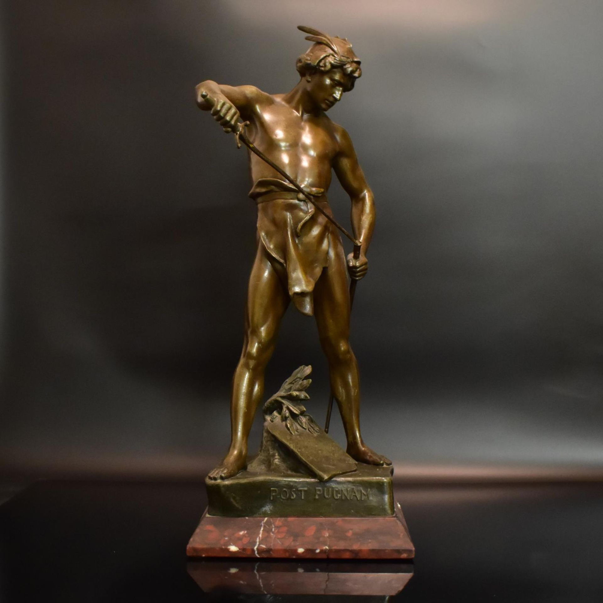 PICAULT, ÉMILE LOUIS, NACH. "Post Pugnam". Metallguss, patiniert, Plinthe mit rotem Marmor verkle...