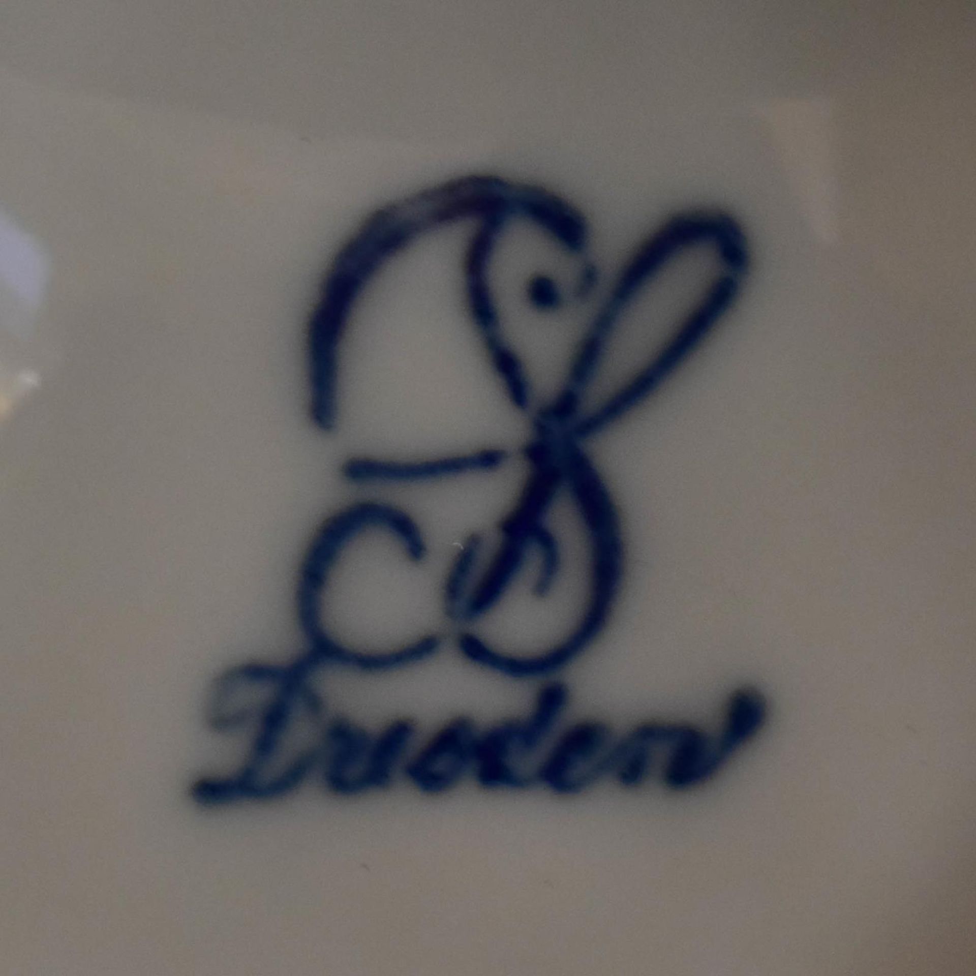 Schlangenhenkelvase mit Deckel. Carl Thieme, Potschappel | Porzellan, Farb- und Goldstaffage. - Bild 2 aus 2