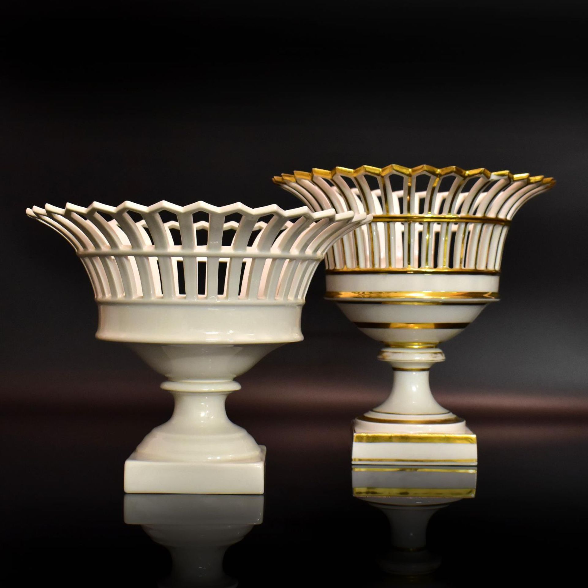 Zwei Tafelaufsätze. KPM Berlin bzw. wohl Frankreich| Porzellan, weiß bzw. Goldstaffage.