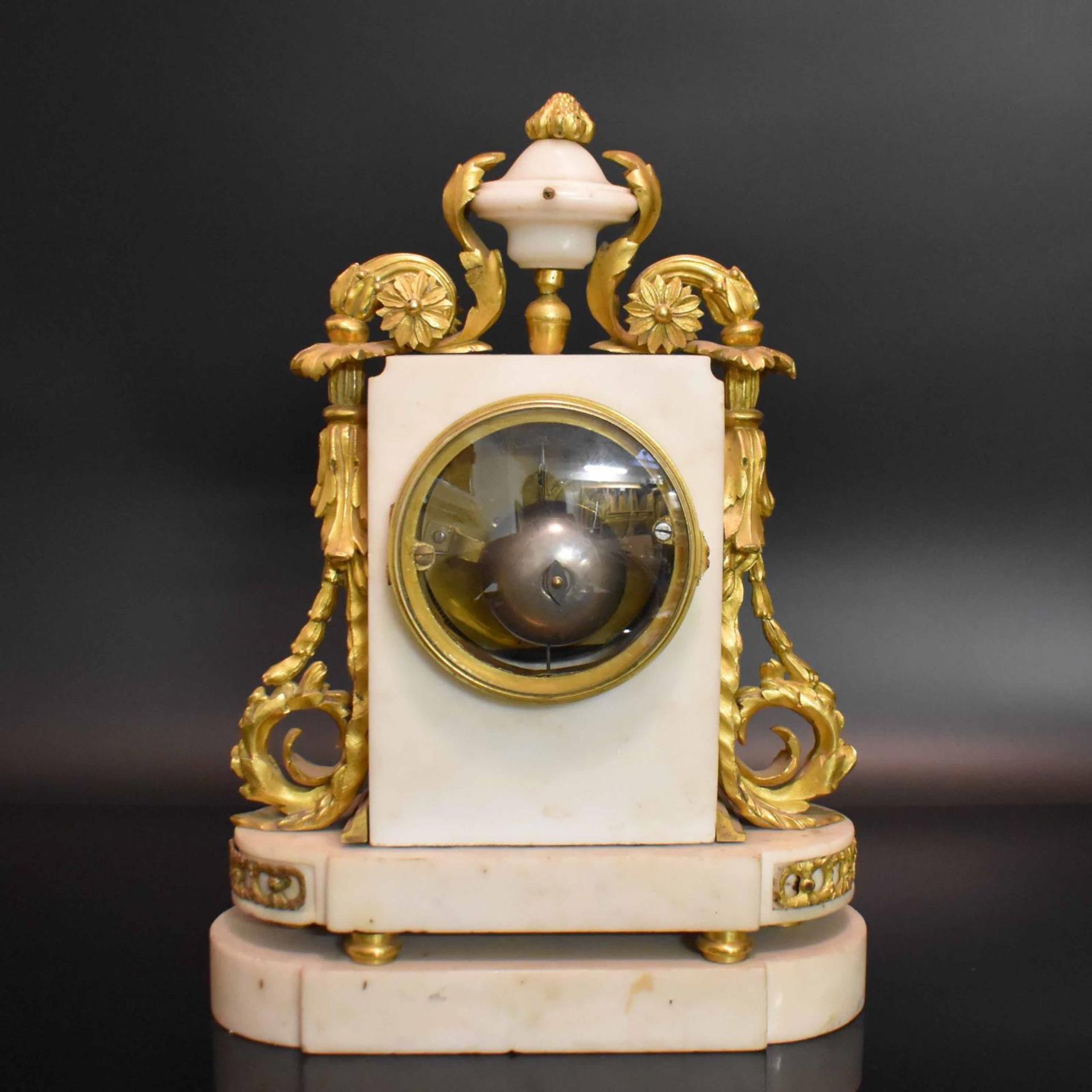 Kaminuhr. Paris, 19./20. Jh. | Marmor. Gelbguss, vergoldet. Glas. Email. - Bild 3 aus 5