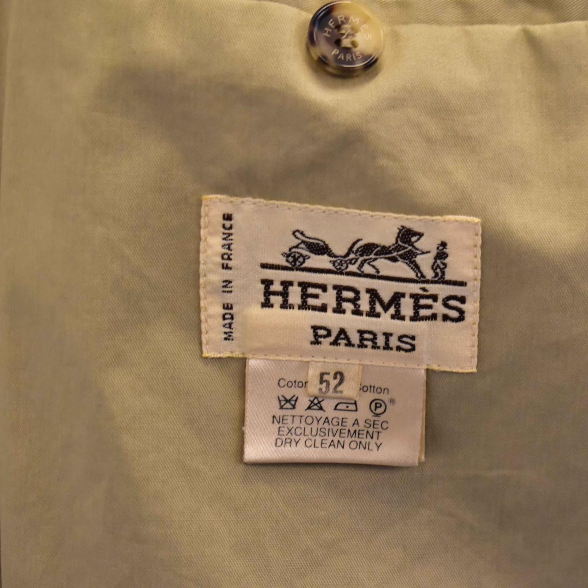 Vintage-Trenchcoat. Hermès | 100% Baumwolle, Messingschnallen. - Bild 2 aus 2