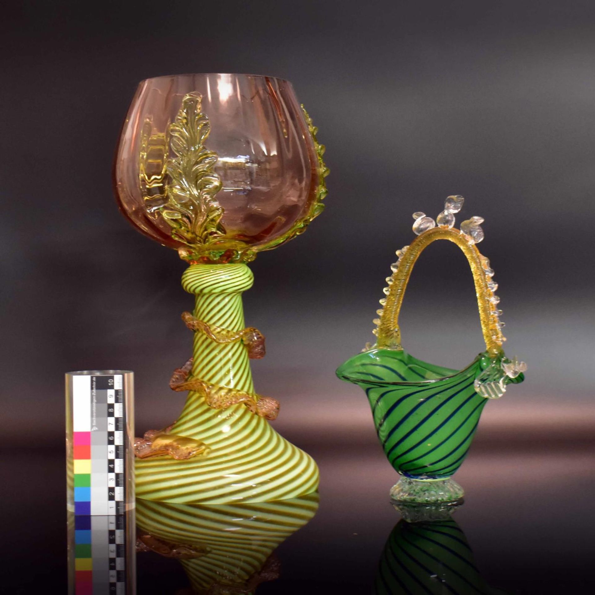 Römer und Henkelkorb. Bayerischer Wald, 19./20. Jh. | Verschiedenfarbiges Glas. - Bild 2 aus 2