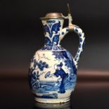 Kleine Enghalskanne. Frankfurt, 17./18. Jh. | Fayence, Zinndeckel.