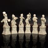 Sechs Putten auf Postamenten. Nymphenburg | Porzellan, weiß.