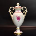 Deckelvase. Herend | Porzellan, Farb- und Goldstaffage.