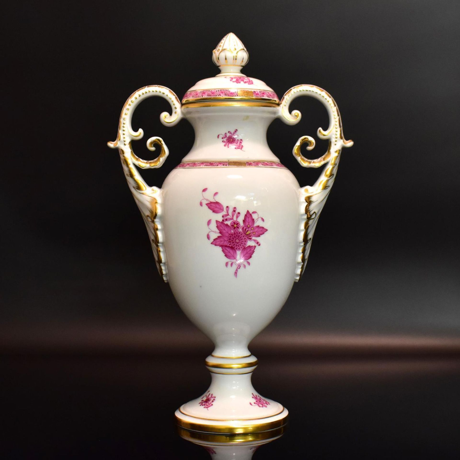 Deckelvase. Herend | Porzellan, Farb- und Goldstaffage.