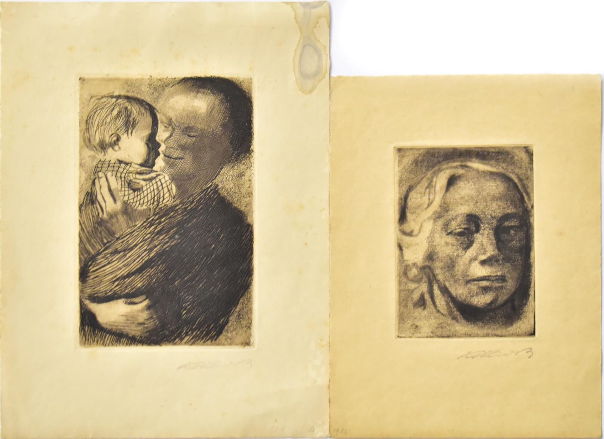 KOLLWITZ, KÄTHE. Selbstbildnis / Mutter mit Kind auf dem Arm. Zwei Radierungen.