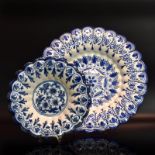 Kleine und große Fächerplatte. Frankfurt, Anfang 18. Jh. | Fayence.