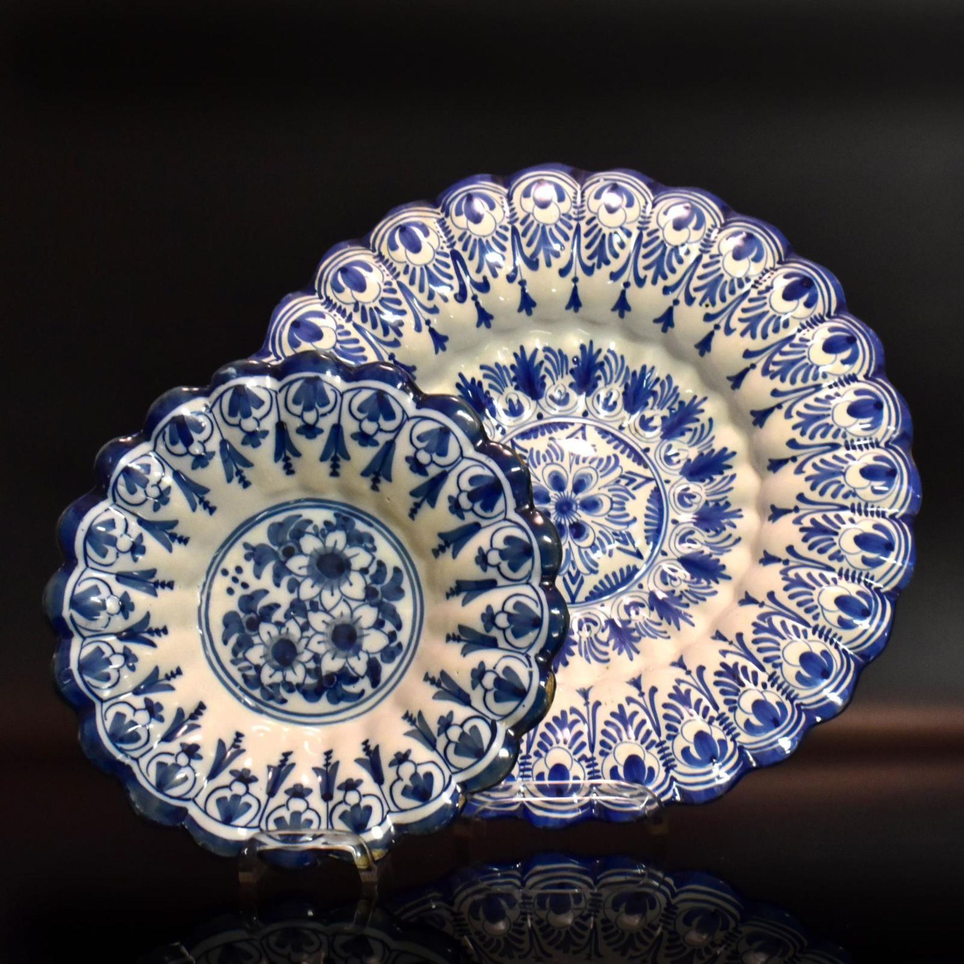 Kleine und große Fächerplatte. Frankfurt, Anfang 18. Jh. | Fayence.