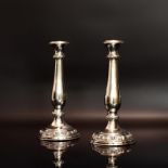 Ein Paar Kerzenleuchter. Wien, 1861 | Silber.