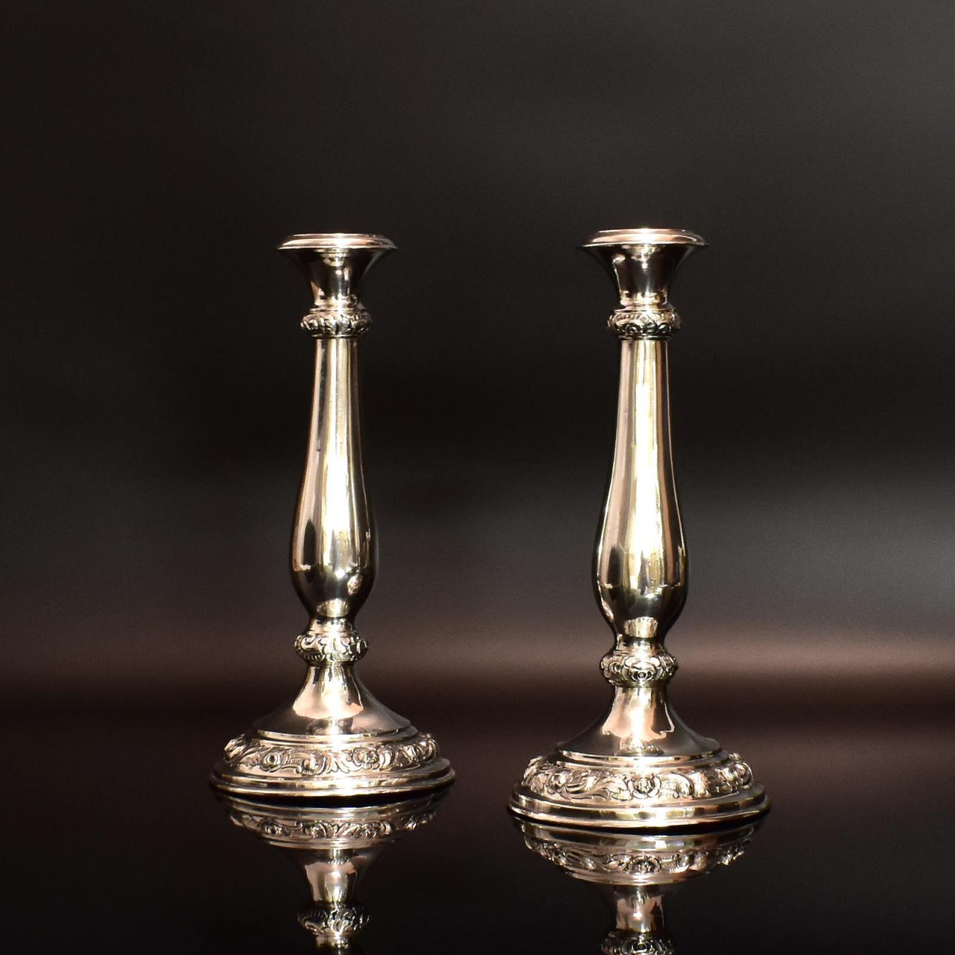 Ein Paar Kerzenleuchter. Wien, 1861 | Silber.