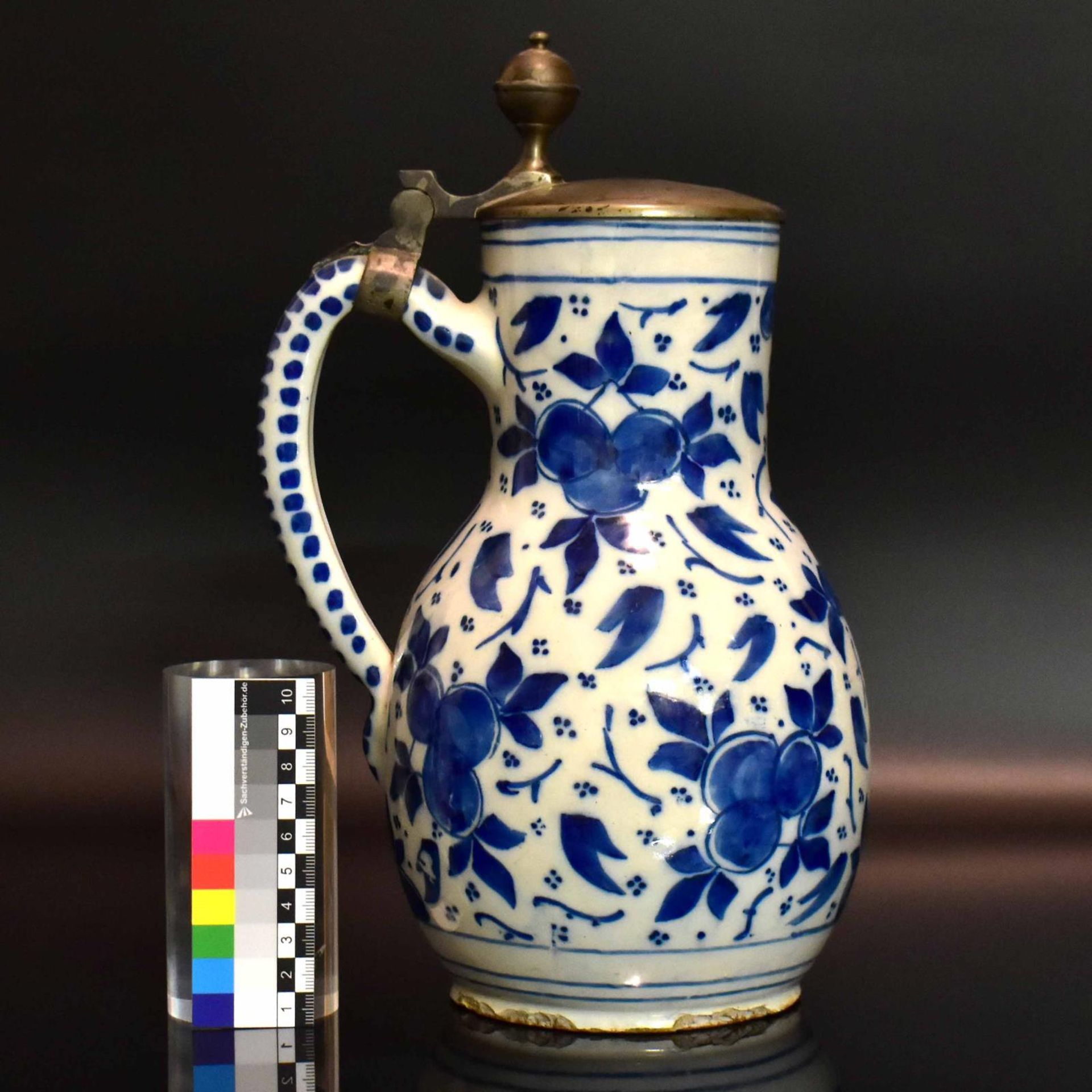 Weithalskrug. Wohl Delft, 17./18. Jh. | Fayence, Zinndeckel. - Bild 2 aus 2