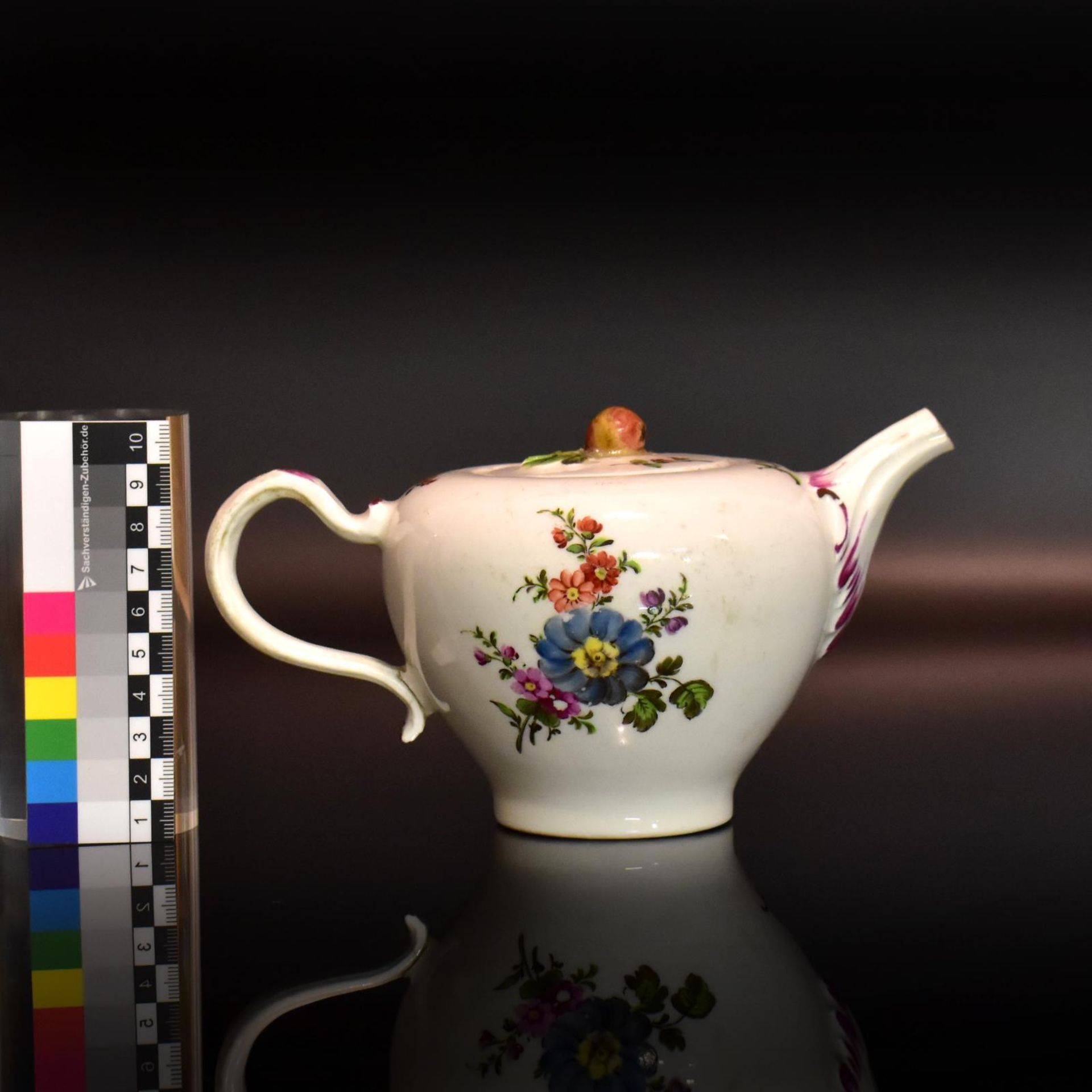 Teekännchen. Wohl Wien, 18. Jh. | Porzellan, farbig staffiert. - Bild 2 aus 3