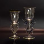 Zwei Flügelgläser. 20. Jh. | Farbloses, braunes und blaues Glas.