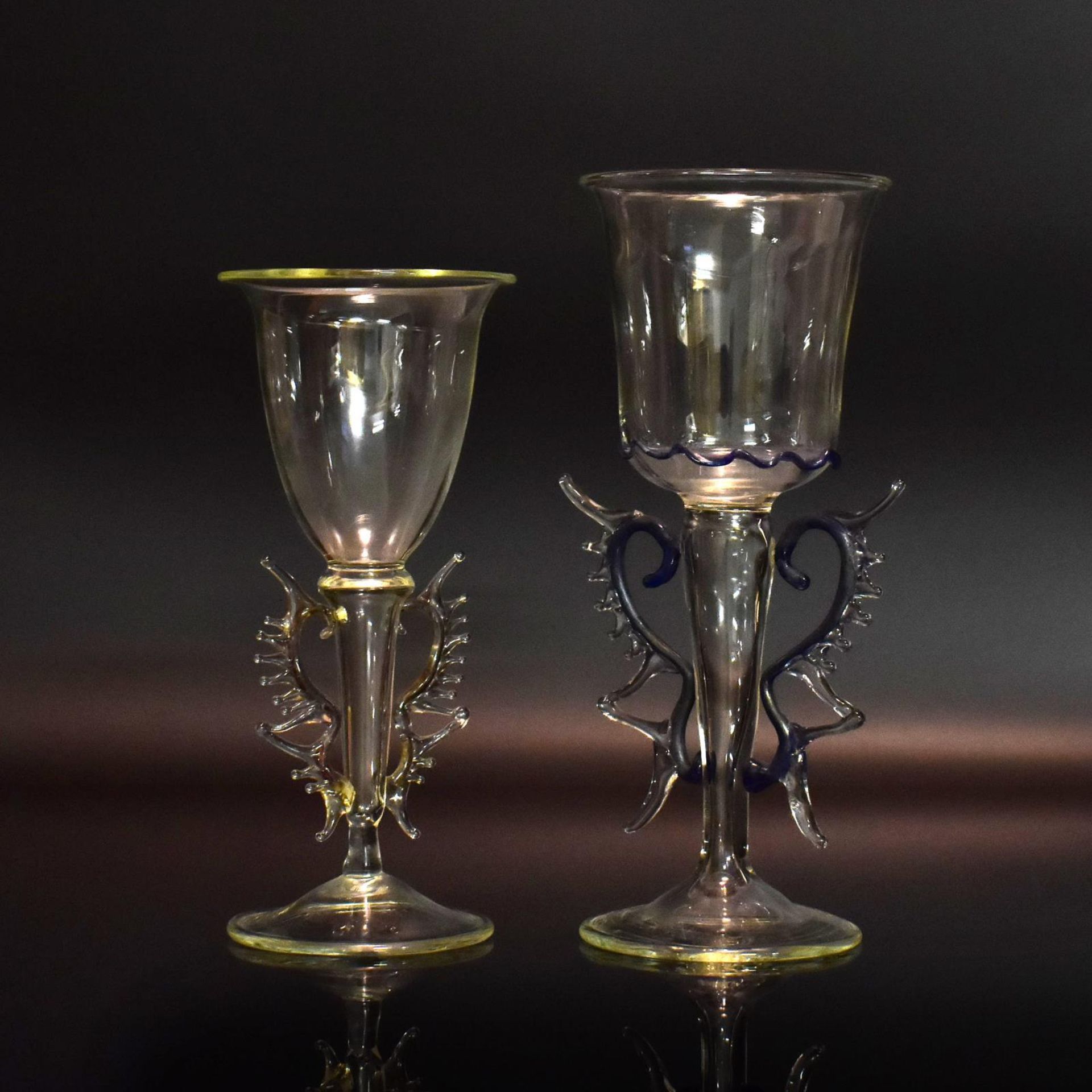 Zwei Flügelgläser. 20. Jh. | Farbloses, braunes und blaues Glas.