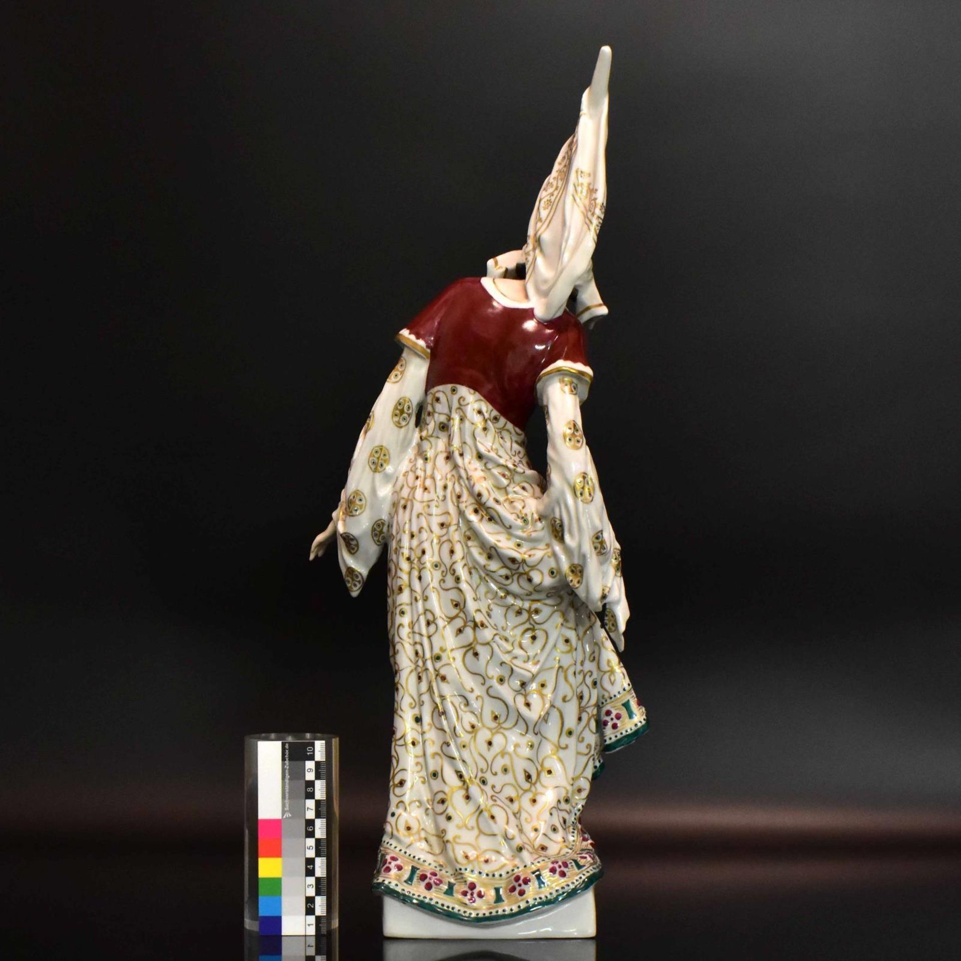 "Burgunderin". Aelteste Volkstedter, nach einem Modell der Schwarzburger Werkstätten, Entwurf E.... - Bild 2 aus 4