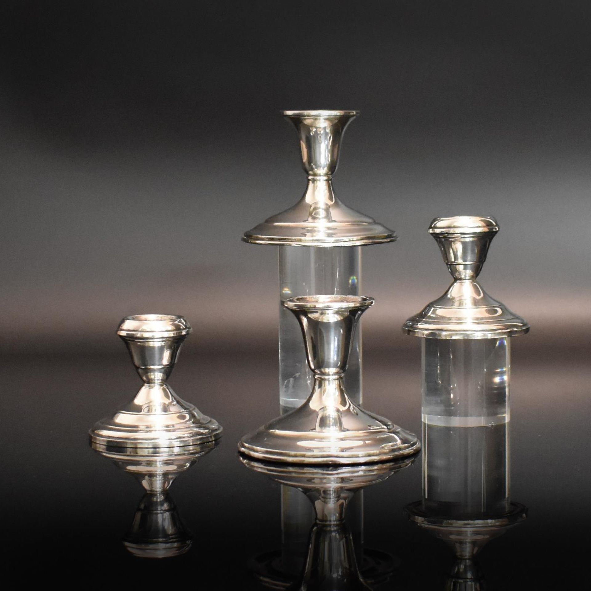 Zwei Paar Kerzenleuchter. Silber.