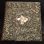 Mappe mit Silberdeckel. London, 1909, William Comyns and sons | Deckel Silber. Ledereinband, inne...