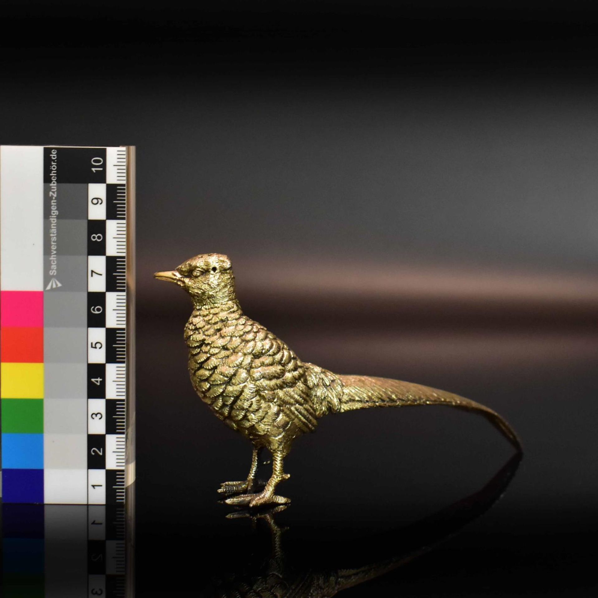 Salzstreuer in Form eines Fasans. London, 1921, William Hornby | Silber, tlw. vergoldet. - Bild 2 aus 5