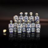 Zwölf Snuff Bottles. China, 19./20. Jh. | Porzellan, blaue Unterglasurbemalung.