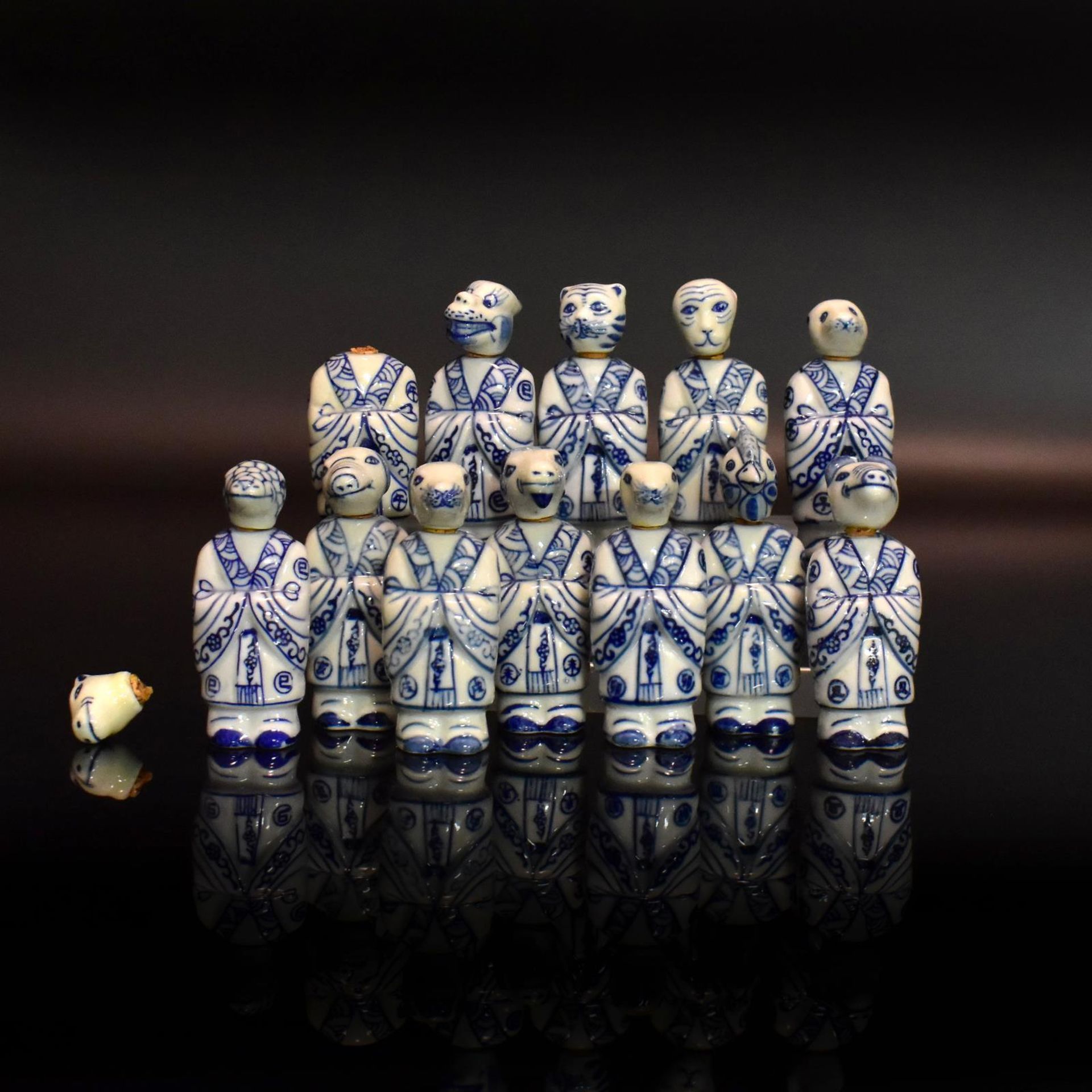 Zwölf Snuff Bottles. China, 19./20. Jh. | Porzellan, blaue Unterglasurbemalung.