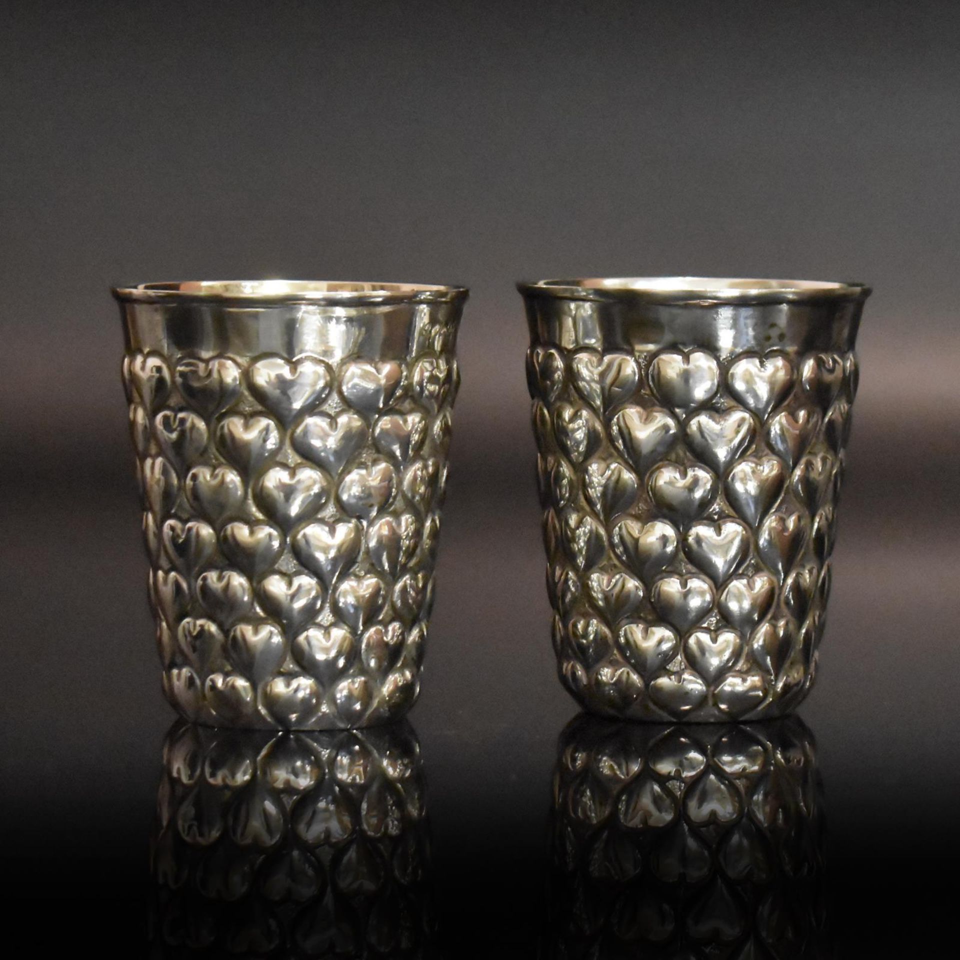 Zwei Herzbecher. Deutschland, 20. Jh. | Silber, tlw. innen vergoldet.