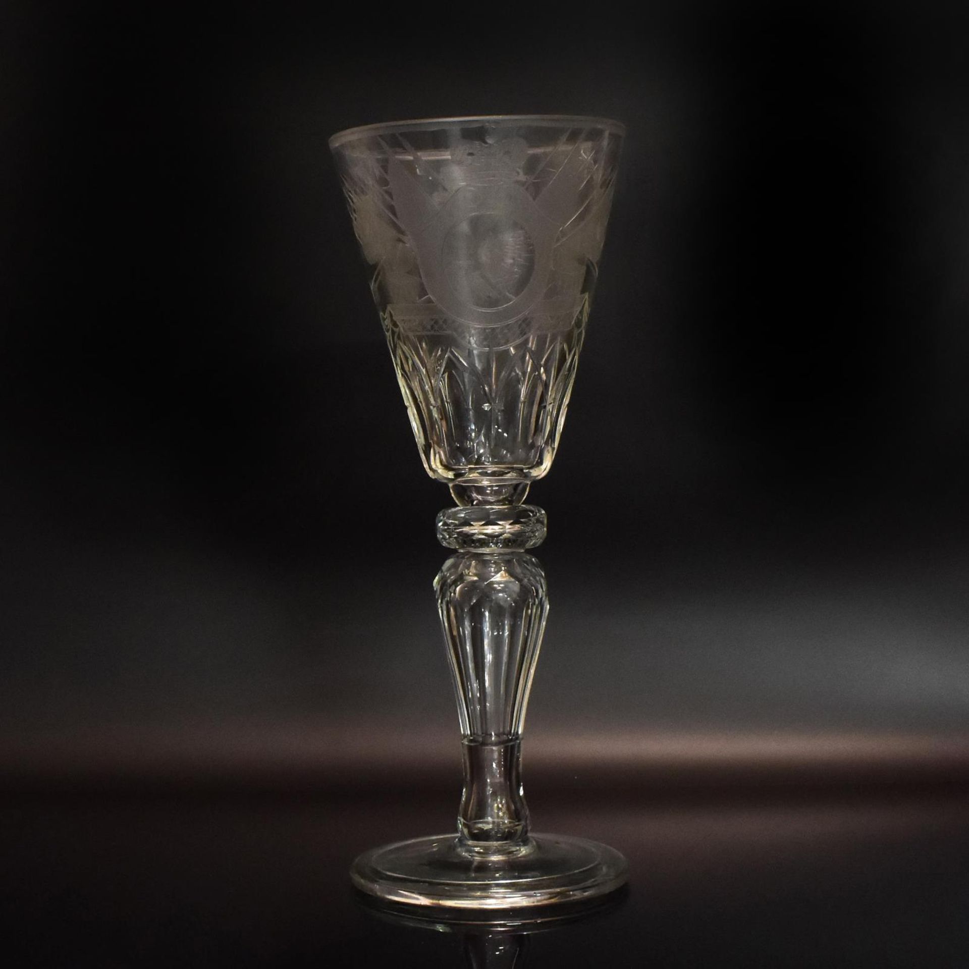 Großes Pokalglas. Wohl Russland, St. Petersburg, 18./19. Jh. | Farbloses Glas, Schnitt- und Schli...