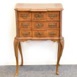 Beistellkommode. 19. Jh., Barockstil | Nussbaum und andere Hölzer furniert. Metallbeschläge.