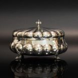 Zuckerdose. Italien, Padua, 20. Jh. | Silber, Hammerschlagdekor.