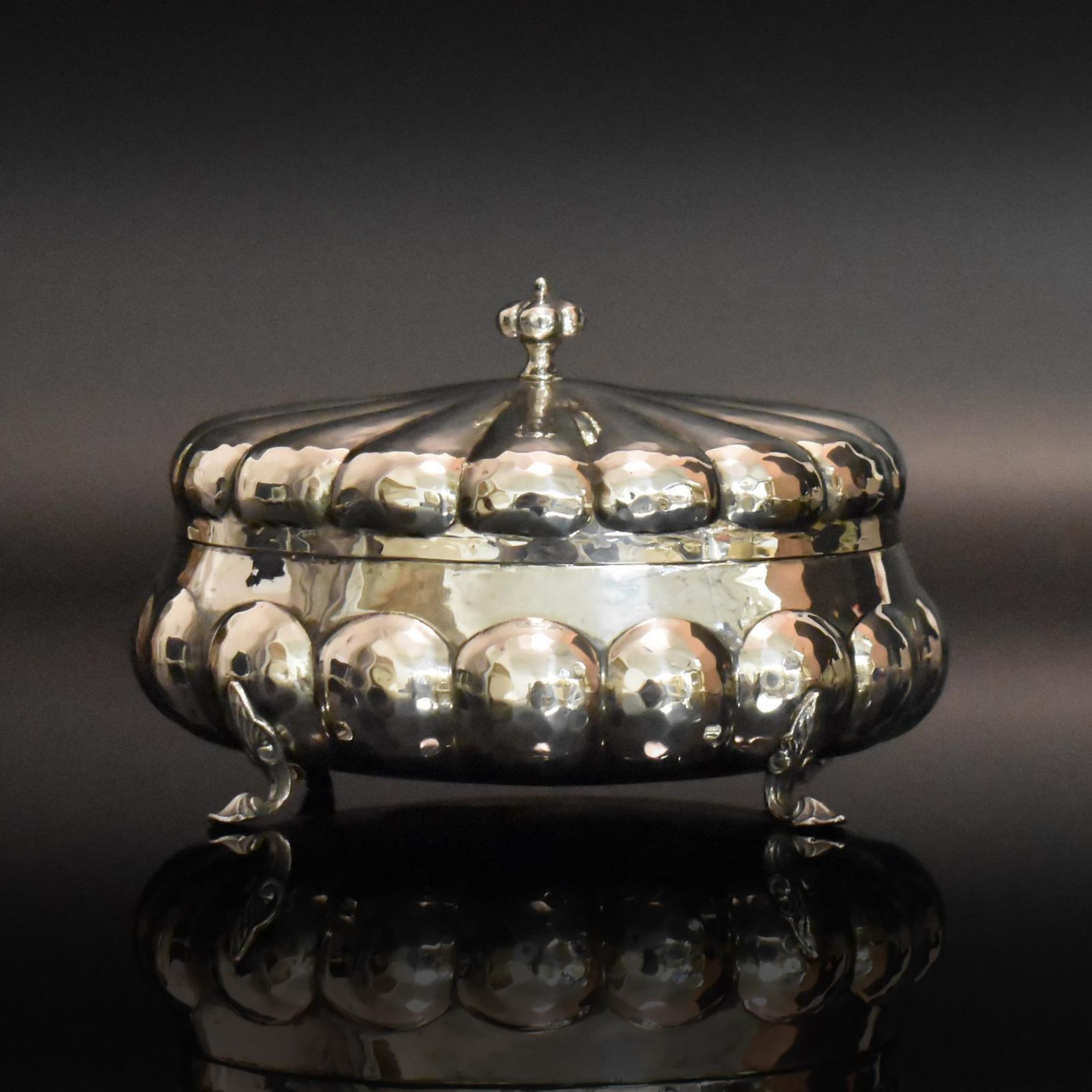 Zuckerdose. Italien, Padua, 20. Jh. | Silber, Hammerschlagdekor.