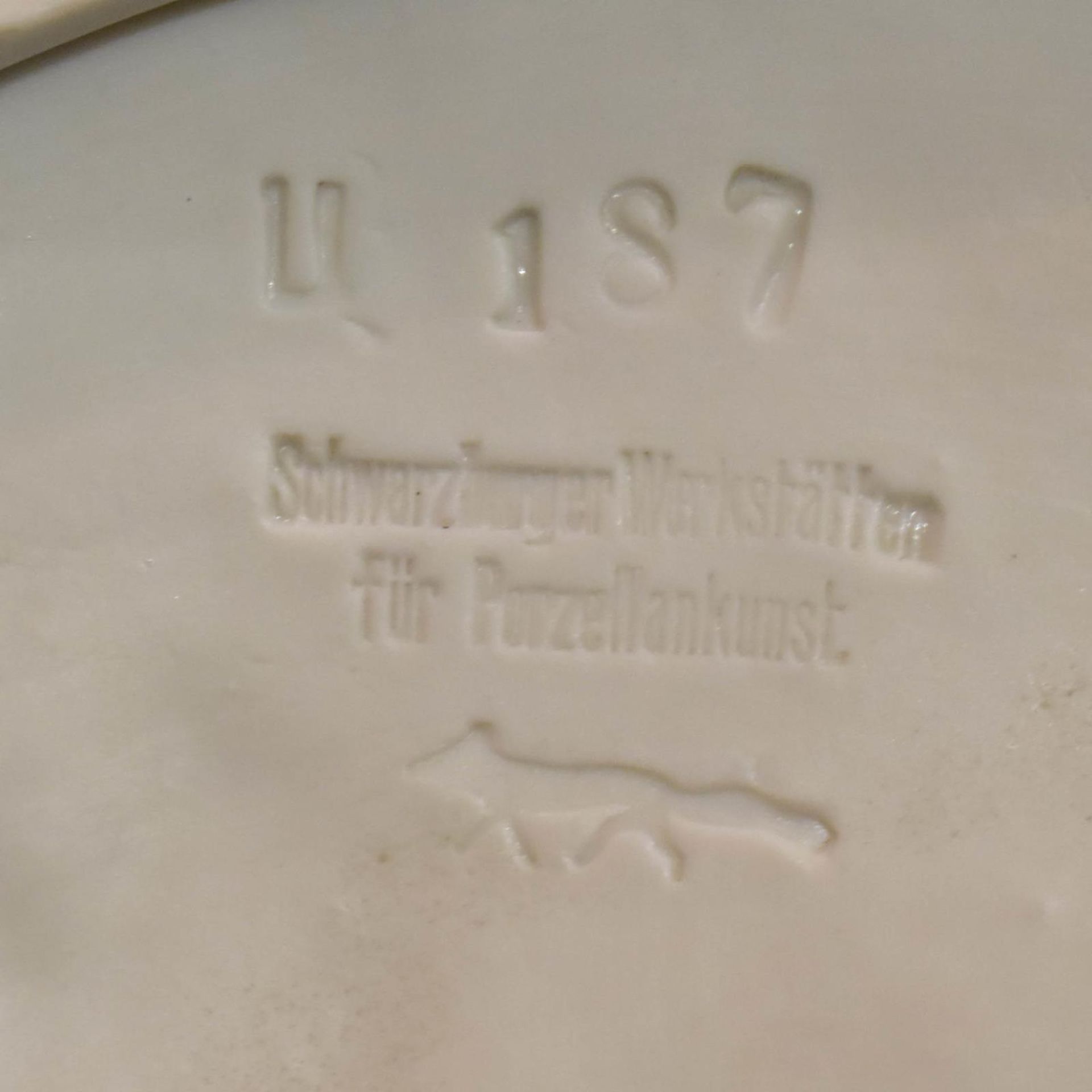 Dame mit Strumpfband. Schwarzburger Werkstätten, nach Entwurf von G. Oppel | Porzellan, weiß. - Bild 3 aus 3