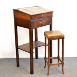 Stehpult und Hocker. England (?), 19./20. Jh. | Mahagoni und andere Hölzer, gebeitzt. Leder. Mess...