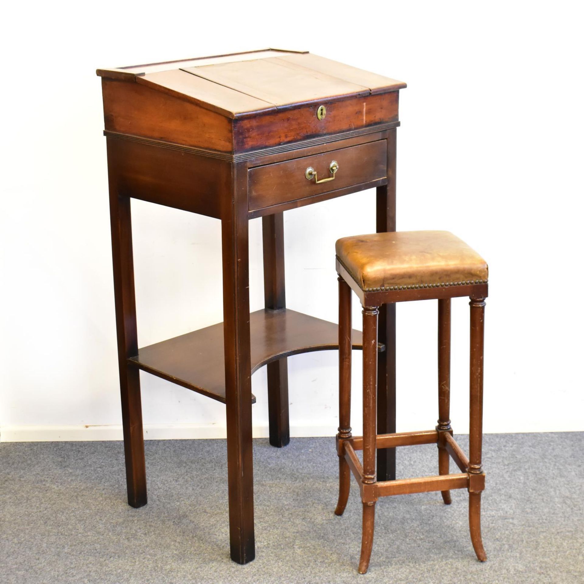 Stehpult und Hocker. England (?), 19./20. Jh. | Mahagoni und andere Hölzer, gebeitzt. Leder. Mess...