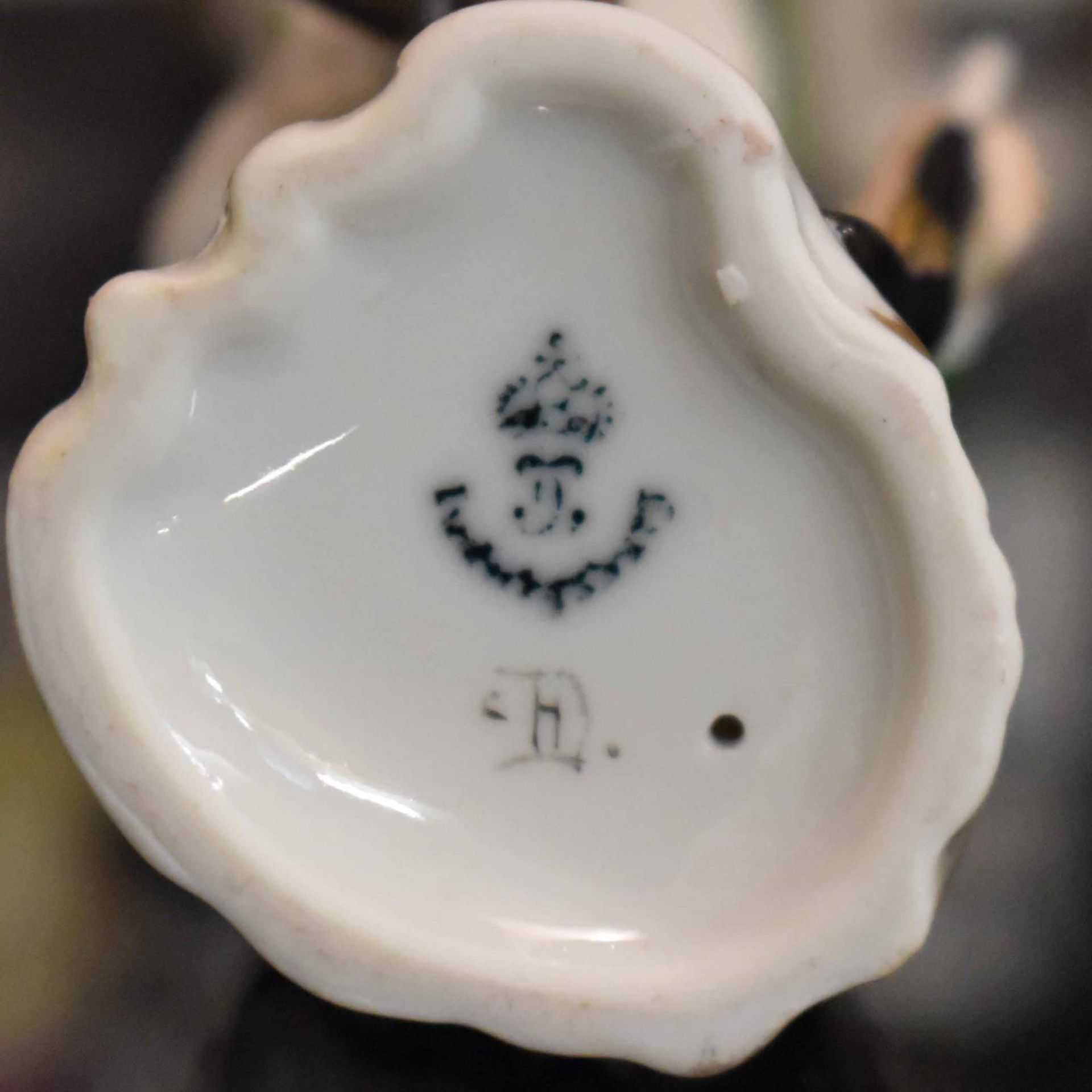 Neun Figuren. Ludwigsburg, 20. Jh. | Porzellan, Farb- und Goldstaffagen bzw. weiß. - Bild 3 aus 4