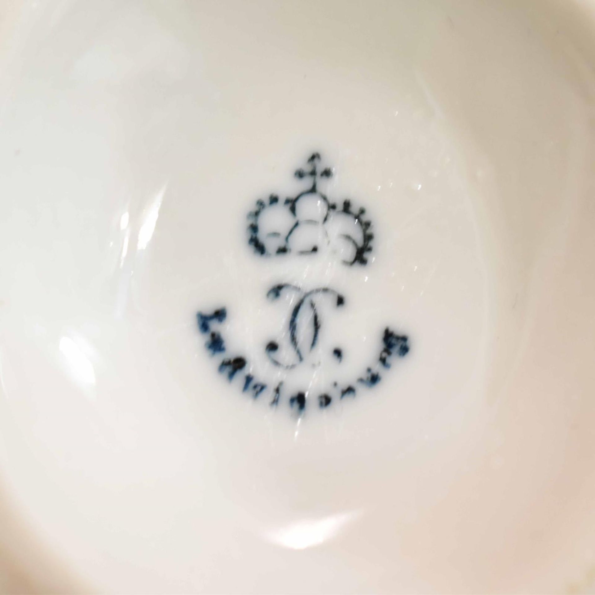 Zwei Kakadus. Ludwigsburg, 20. Jh. | Porzellan, weiß. - Bild 3 aus 3