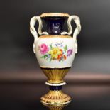 Schlangenhenkelvase. Meissen | Porzellan, Farb- und Goldstaffage.