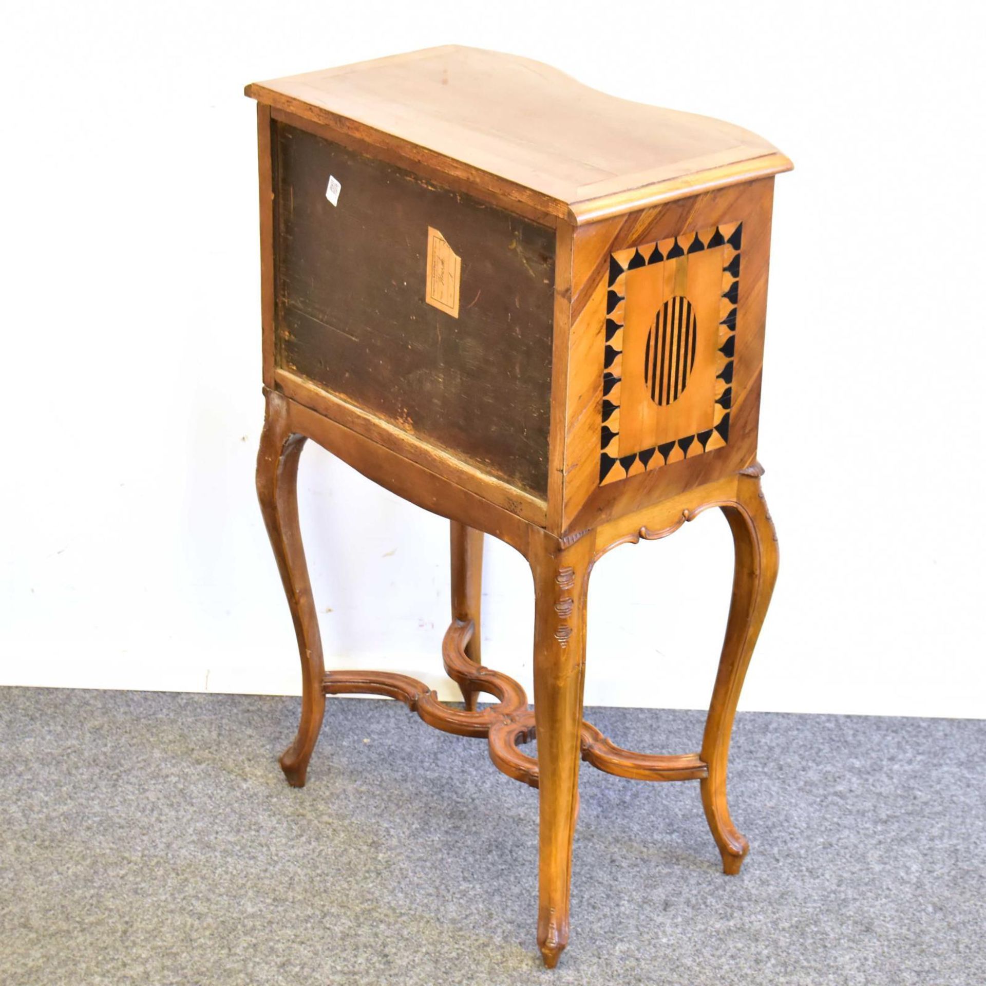 Beistellkommode. 19. Jh. und später | Nussbaum, Zwetschge und andere Hölzer furniert. - Bild 3 aus 3