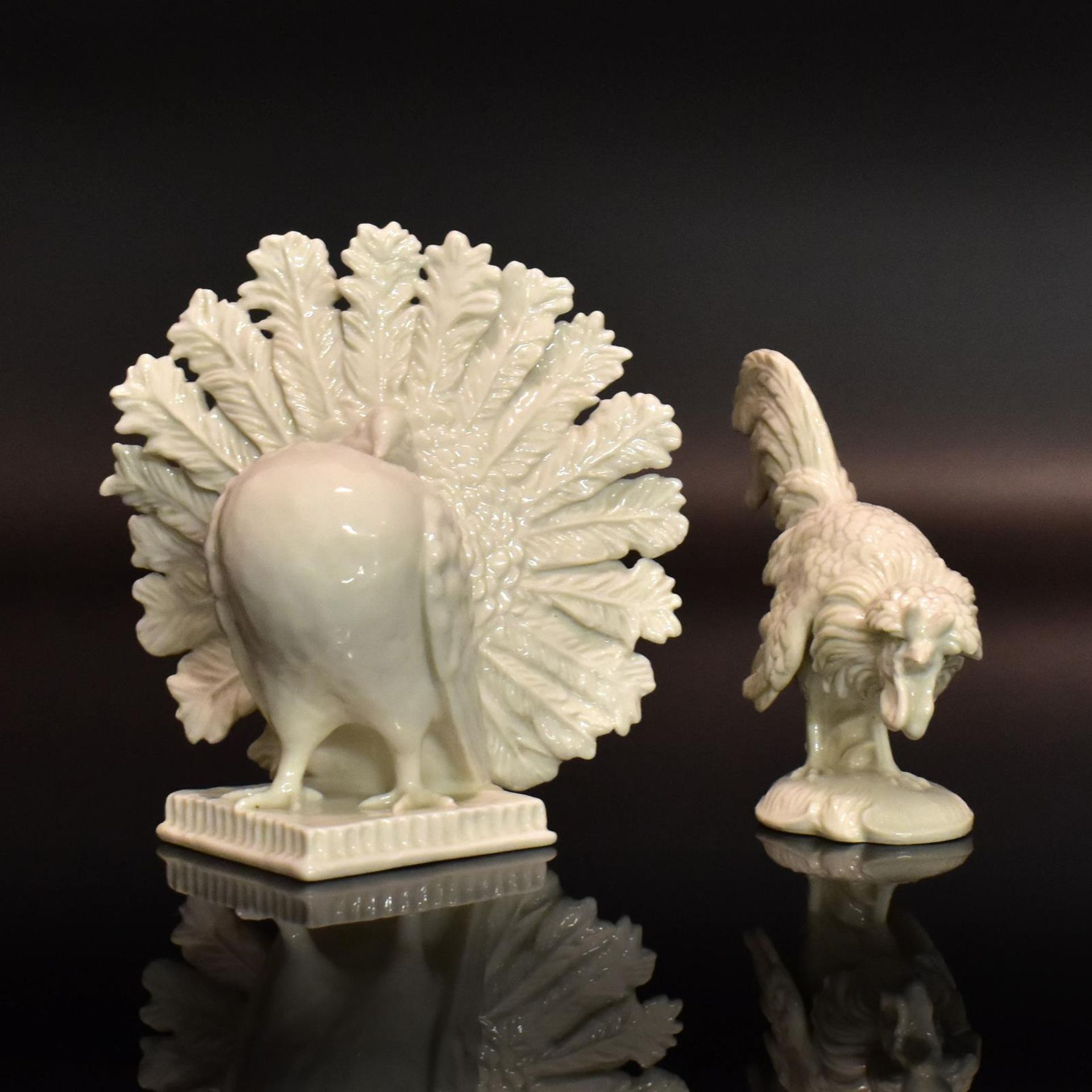 Pfauentaube und Hahn. Nymphenburg, nach Entwurf von L. Scherf bzw. Reiner | Porzellan, weiß.