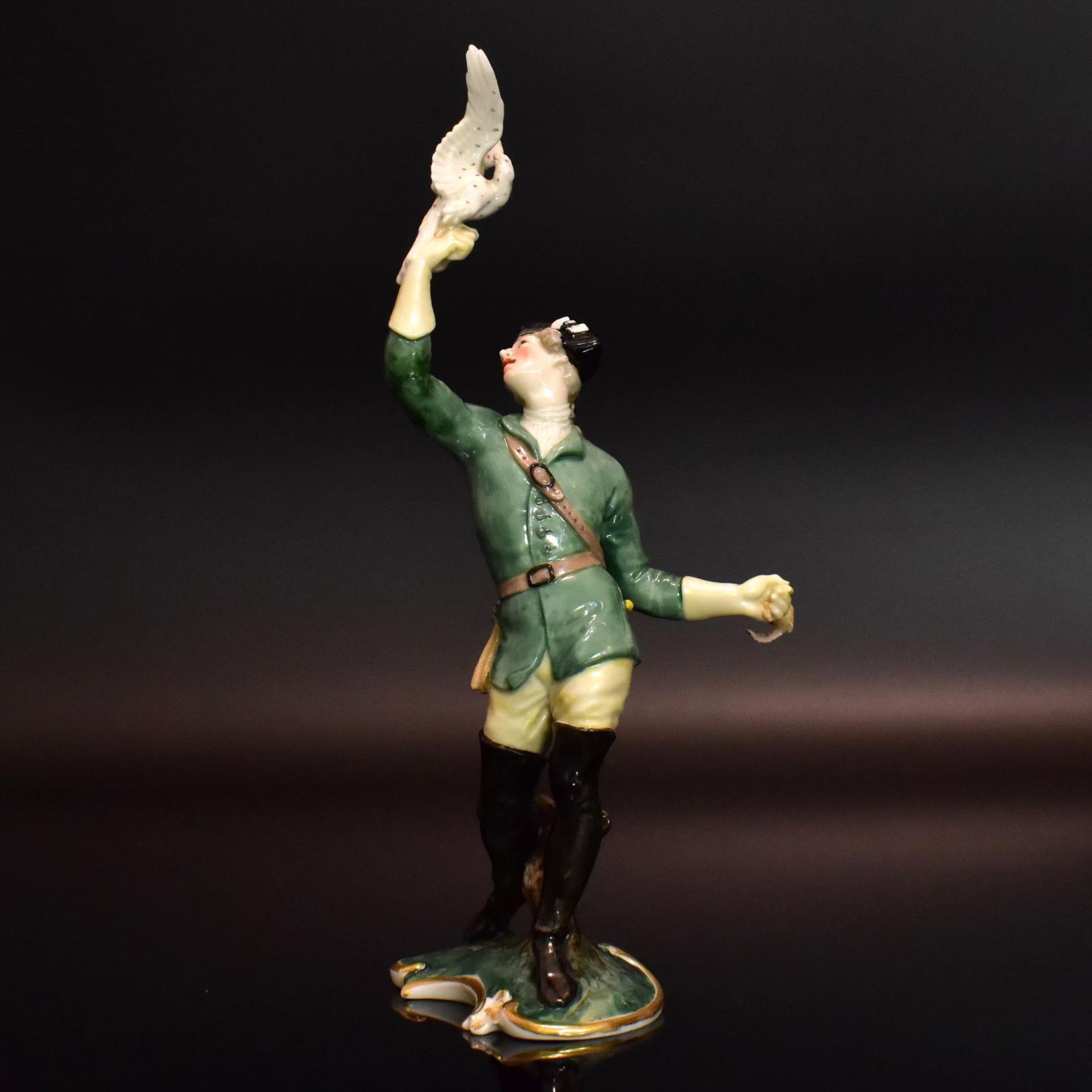 Falkner. Nymphenburg, nach Entwurf von T. Kärner | Porzellan, Farb- und Goldstaffage.