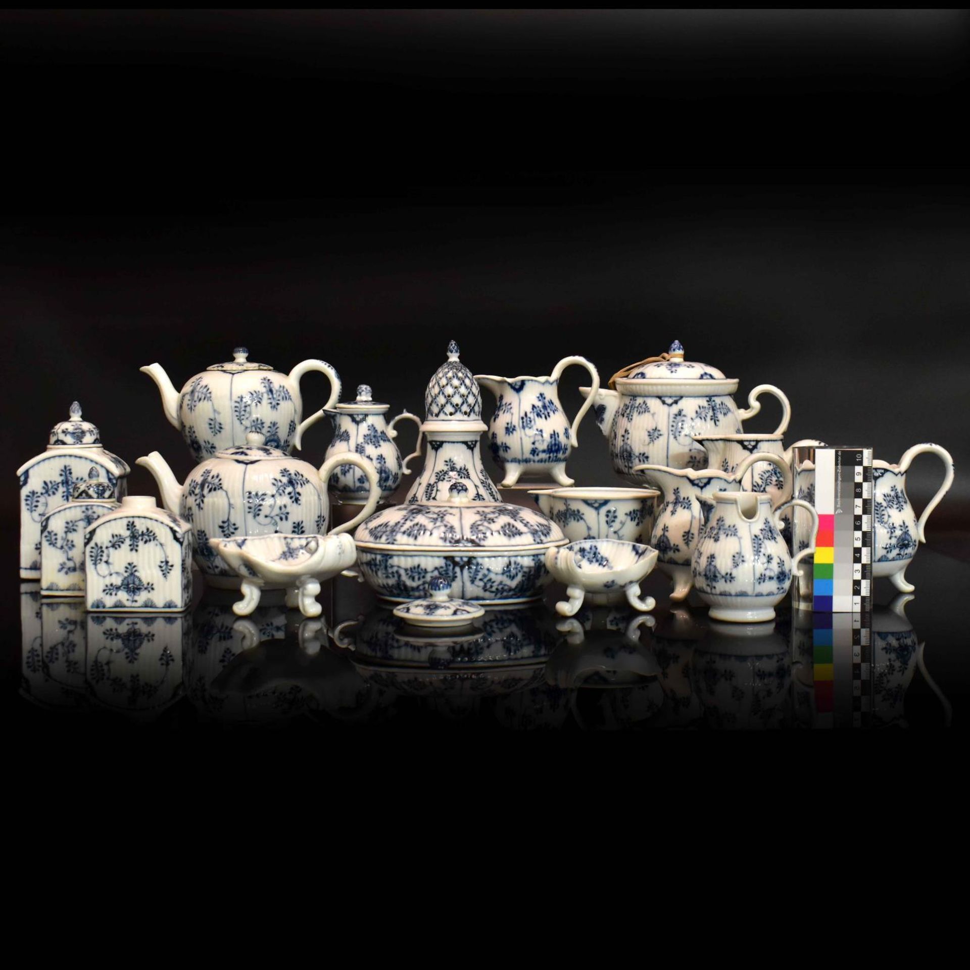 Konvolut "Strohblume", 18tlg. Meissen, Punkt- und Marcolinizeit | Porzellan, unterglasurblauer De... - Bild 2 aus 3