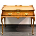 Teetisch. 19./20. Jh. | Nussbaum furniert auf Eiche. Messing.