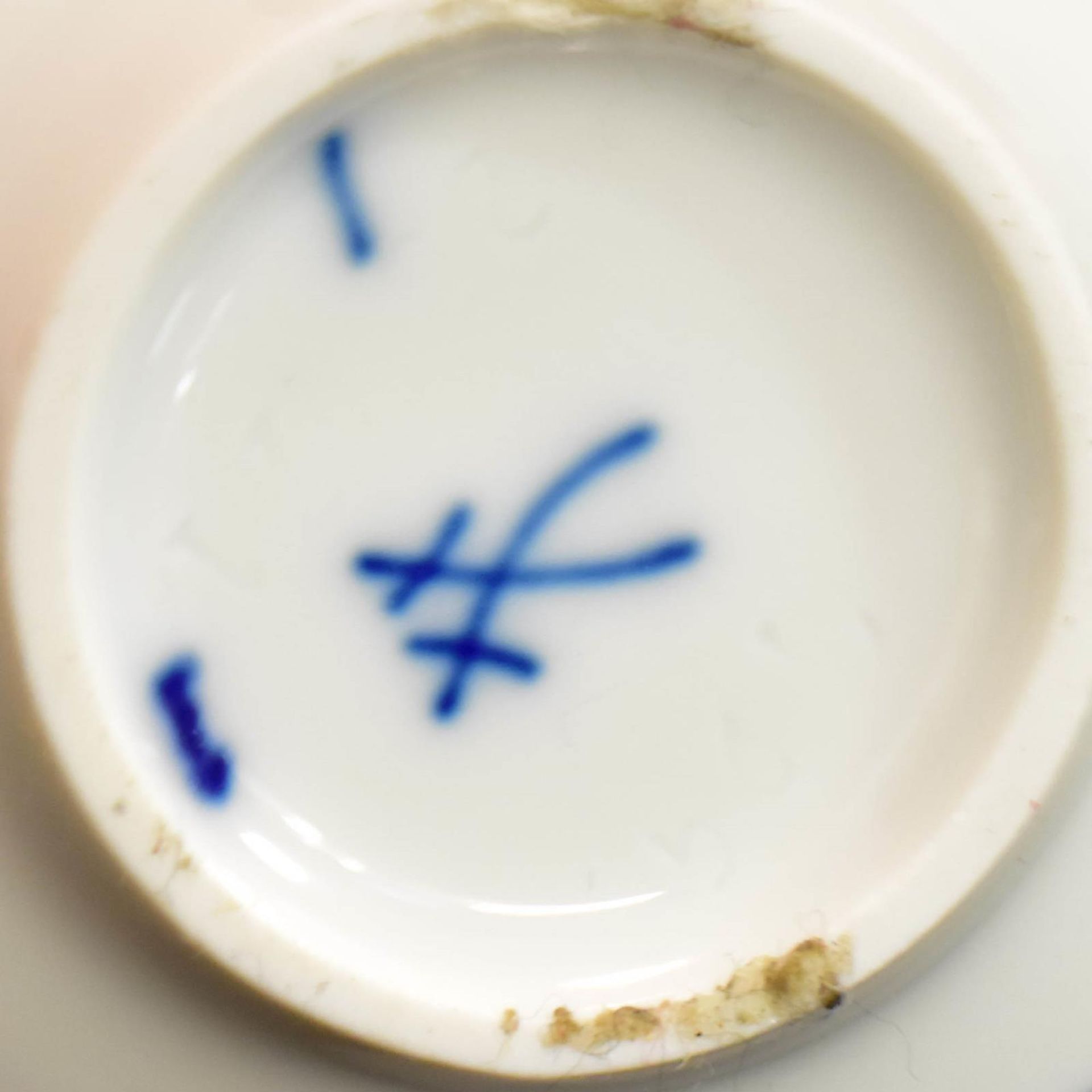 Ein Paar Mokkatassen mit Untertasse und Sahnekännchen. Meissen | Porzellan, unterglasurblauer Dekor. - Bild 3 aus 3