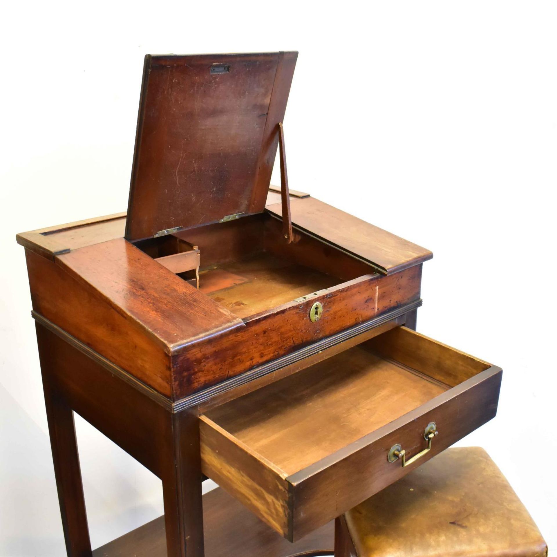 Stehpult und Hocker. England (?), 19./20. Jh. | Mahagoni und andere Hölzer, gebeitzt. Leder. Mess... - Bild 2 aus 2