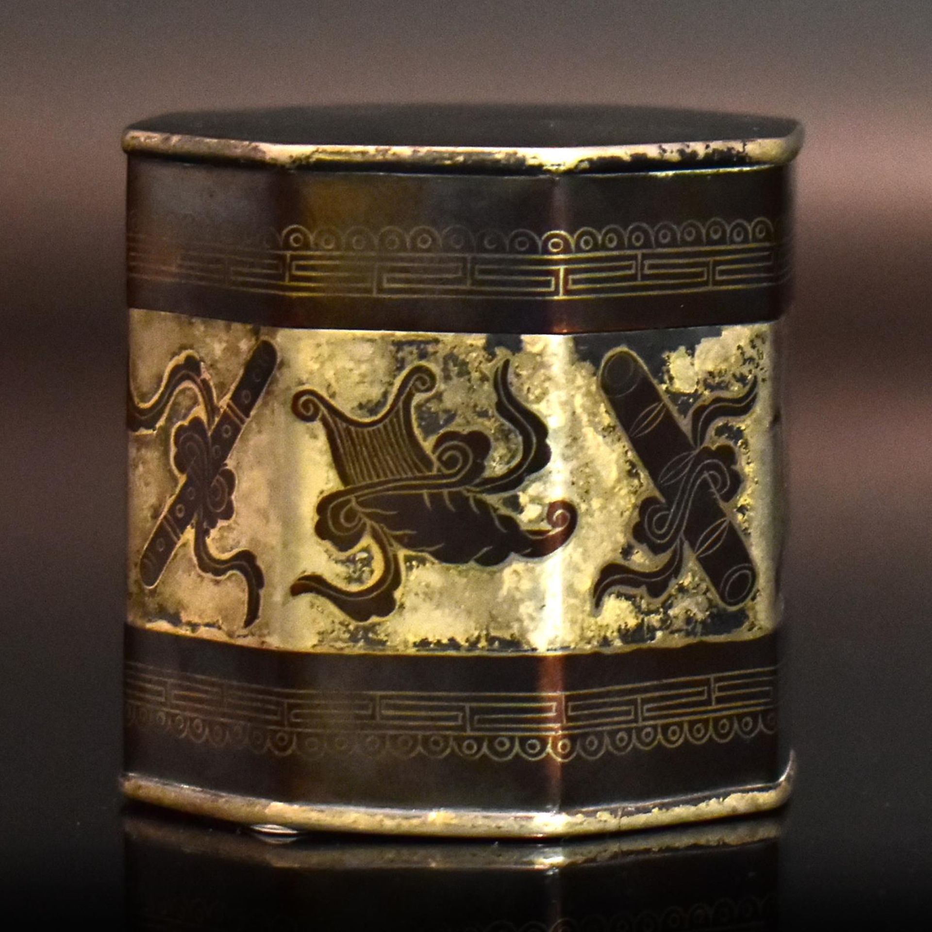 Dose. China | Silber, Niello.