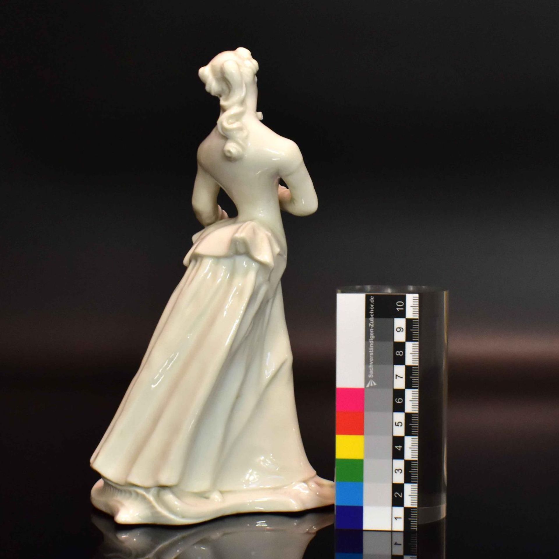 Julia aus der Commedia dell'Arte. Nymphenburg, nach Entwurf von F. A. Bustelli | Porzellan, weiß. - Bild 2 aus 2